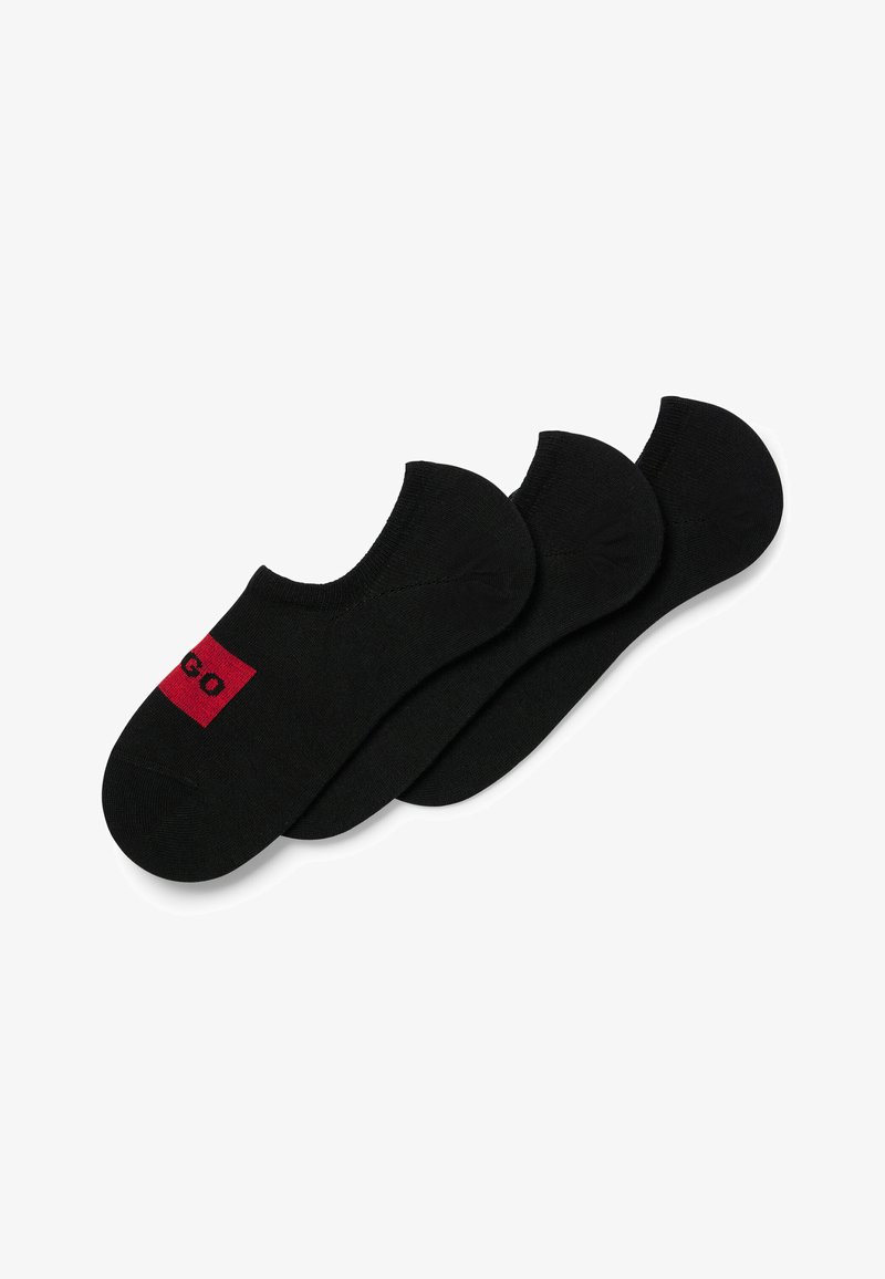 Čierne členkové ponožky v balení po troch, s hladkým povrchom a červeným obdĺžnikovým logom na jednej strane.