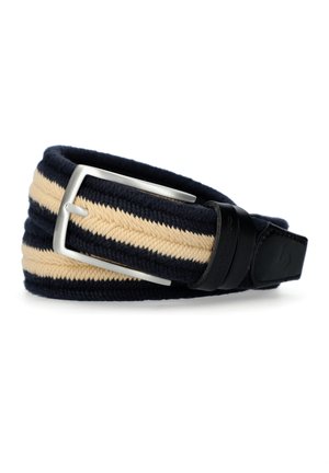 Granatowo-beżowy pasiasty pleciony materiałowy pasek z srebrną prostokątną metalową sprzączką i czarnym skórzanym zakończeniem, zwinięty na białym tle.