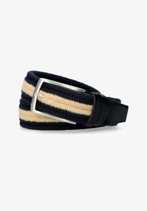 Granatowo-beżowy pasiasty pleciony materiałowy pasek z srebrną prostokątną metalową sprzączką i czarnym skórzanym zakończeniem, zwinięty na białym tle.