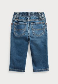 Modré denimové kalhoty s elastickým pasem, obsahující dvě zadní kapsy s kontrastním prošíváním a rovný střih nohavic.