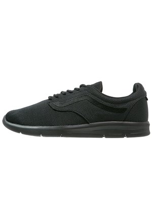 Lavtop sort mesh-sneaker med sort sål, snørebånd og diskret sideliste, vist fra venstre side på hvid baggrund.