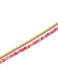 Collar de cuentas que presenta gemas facetadas de color rosa y acentos metálicos en tono dorado, con tamaños de cuentas alternos y separadores dorados de textura suave.