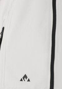 Vit softshell-jacka med en slät textur, med en svart dragkedja och en broderad svart logotyp vid den nedre kanten.