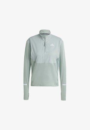 Hellgrüner Sportpullover mit halbem Reißverschluss und texturiertem Stoff, weißem Logo auf der Brust und reflektierenden Akzenten an den Ärmeln.