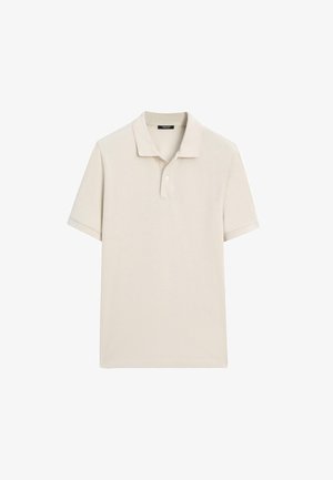 Beiges Polohemd mit kurzen Ärmeln, Kragen und Zweiknopf-Leiste, flach auf weißem Hintergrund liegend.