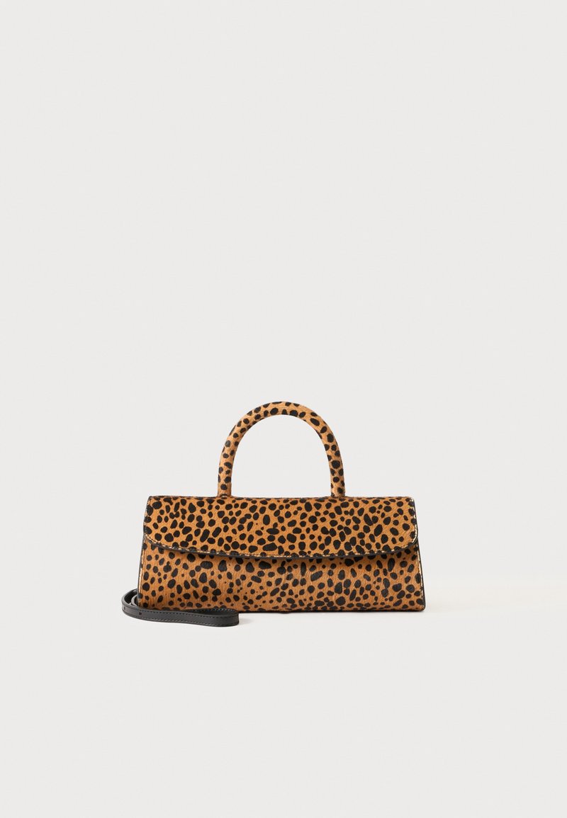 Sac à main rectangulaire imprimé léopard avec poignée arrondie et bandoulière noire amovible sur fond blanc.