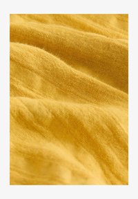 Ausgewählt, ochre yellow