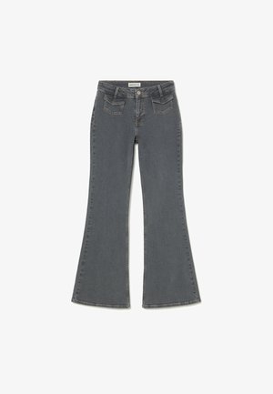 Jeans de denim gris acampanados con un diseño de cinco bolsillos, cierre de cremallera y un sutil hilo beige. Presentan una textura suave y piernas anchas.