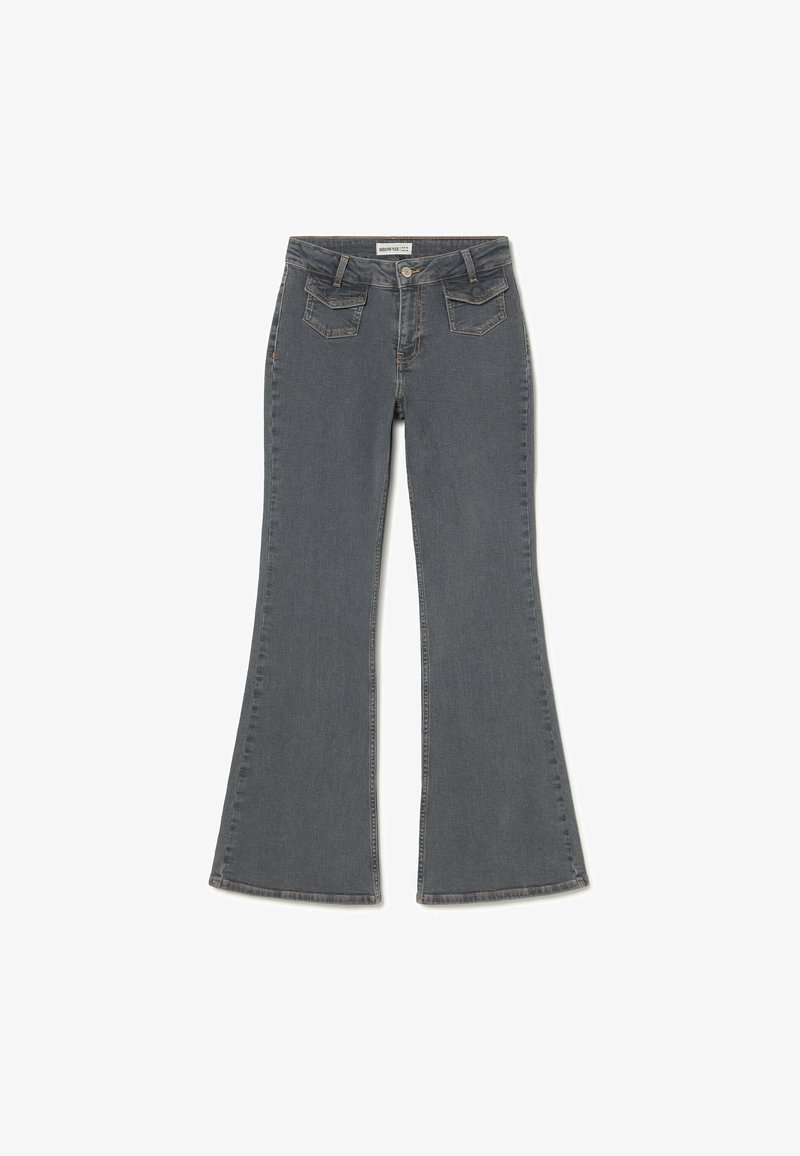 Jeans de denim gris acampanados con un diseño de cinco bolsillos, cierre de cremallera y un sutil hilo beige. Presentan una textura suave y piernas anchas.