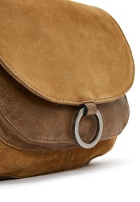 La borsa in pelle marrone presenta una chiusura a patta, camoscio texturizzato e un accento hardware circolare in tonalità argento. La vista interna mostra i dettagli della lavorazione.
