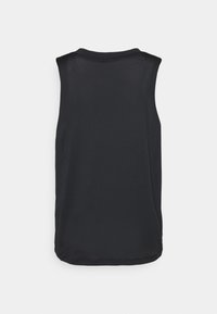 Top sin mangas negro hecho de un material de punto texturizado con cuello redondo y un dobladillo ligeramente curvado. Diseño sencillo sin adornos.