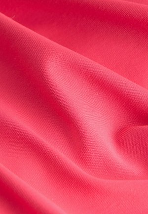 Material textil într-o culoare roz vibrantă, cu o textură netedă, ușor lucioasă și cu o elasticitate subtilă, evidențiind căderea sa moale.