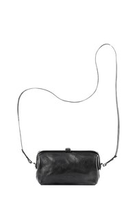 Svart läder crossbody-väska med rundad form, slät textur och ett långt, tunt band. Har ett överstängning och subtil logodetalj.