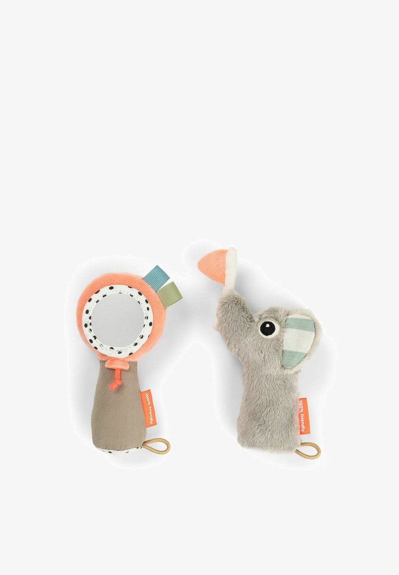 Jouets doux pour bébé : un miroir à main rond avec un tissu orange et beige et une peluche d'éléphant avec une fourrure grise et une oreille rayée sur fond blanc.