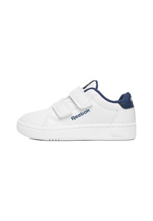 Biały sneaker Reebok z niebieskimi akcentami, dwoma paskami na rzep i teksturowaną podeszwą, pokazany z boku na białym tle.