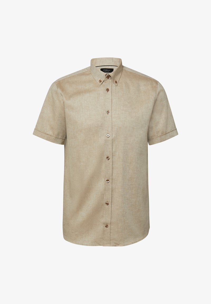 Beżowa koszula z krótkim rękawem na guziki z kołnierzykiem zapinanym na guziki i brązowymi guzikami, prezentowana na białym tle.