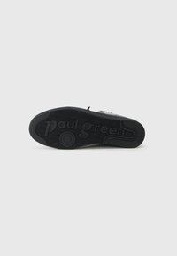 Crna potplat od cipela s uzorkom teksture i utisnutim logotipom "paul green". Zaobljenog oblika s zakrivljenim rubovima, izrađen od fleksibilnog gumene materijala.