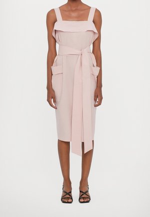 Różowa, bezrękawnikowa sukienka midi z szerokimi ramiączkami, dużymi przednimi kieszeniami, falbaną na biuście i długim materiałowym paskiem zawiązanym w talii.