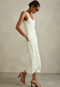 Reiss REGULAR FIT - DENVA BURNOUT FLORAL MIDI  - Fustă tip creion - ivory