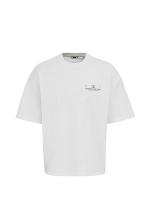 Weißes oversized Kurzarm-T-Shirt mit kleinem schwarzem Text "The Leisure Court Club" Logo auf der linken Brust.