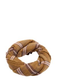 Okrągły szal wykonany z miękkiego materiału w stonowanym musztardowym kolorze z kratkowymi wzorami w odcieniach brązu i kremu. Teksturowany detal na krawędzi.