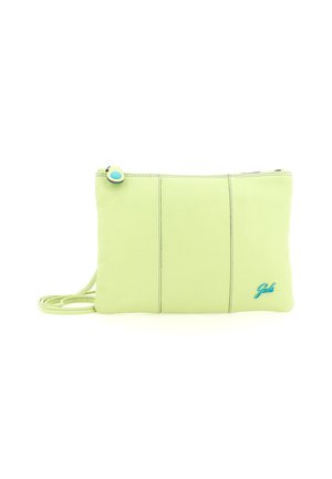 Clutch in pelle verde chiaro con una tracolla, tirazip blu e un piccolo logo blu nell'angolo in basso a destra.