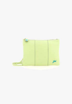 Clutch in pelle verde chiaro con una tracolla, tirazip blu e un piccolo logo blu nell'angolo in basso a destra.