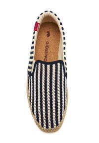 Espadrilles a righe blu navy e crema con tomaia intrecciata, soletta in sughero e suola in corda di iuta. Presenta un lato elastico per una facile calzata. Etichetta del marchio visibile.