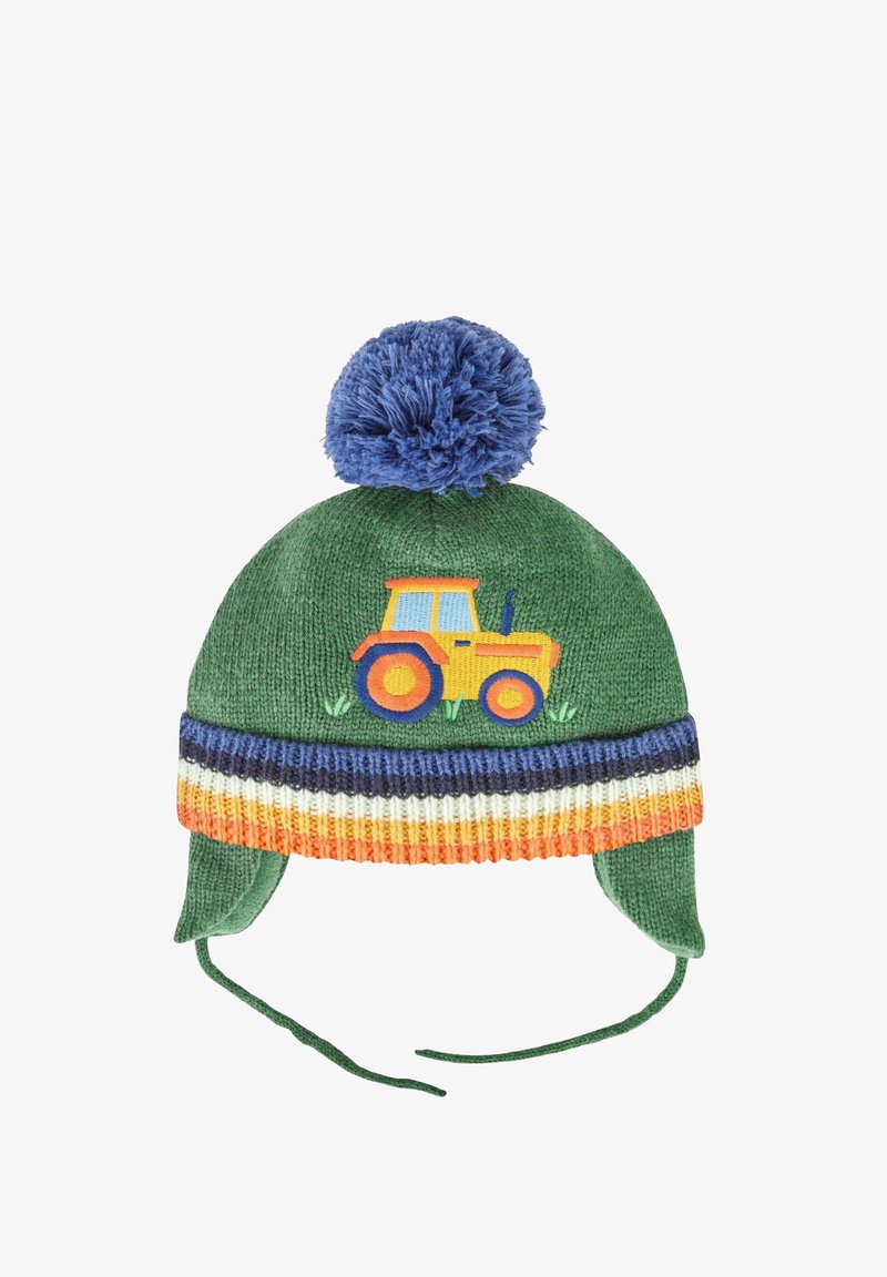 Grüne Strickmütze mit blauem Bommel, mit einem gelben Traktormotiv. Gestreifter Rand in Blau, Weiß, Orange und Gelb mit Kinnbändern.