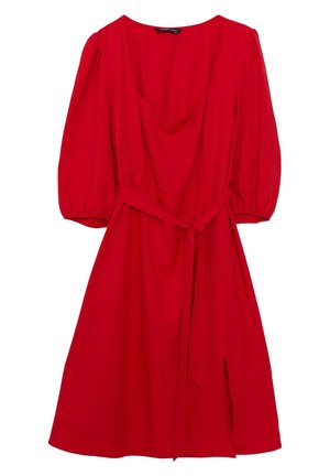 Rotes knielanges Kleid mit Puffärmeln, U-Boot-Ausschnitt, Stoffgürtel, der in der Taille gebunden ist, und einem kleinen Schlitz an der rechten Seite des Rocks.