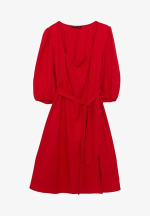 Robe rouge longueur genoux avec manches bouffantes, encolure dégagée, ceinture en tissu nouée à la taille, et une petite fente sur le côté droit de la jupe.