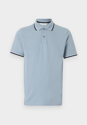 Lichtblauw poloshirt met korte mouwen, voorzien van twee knopen en een geribbelde kraag en boorden met contrasterende zwarte en witte strepen.