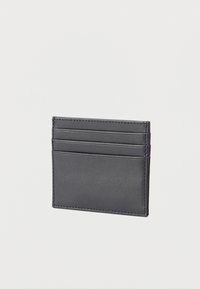 Μαύρο δερμάτινο πορτοφόλι κάρτας με τέσσερις θέσεις για κάρτες, μινιμαλιστικός σχεδιασμός, λεία υφή, ορθογώνιο σχήμα και ραμμένα άκρα.