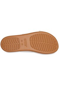 Bruine rubberen buitenzool met een getextureerd zigzagpatroon, met "CROCS" branding en maatindicatie. Het ontwerp is plat en heeft een antislip grip.
