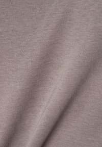 Weiche, strukturierte Stoff in sanftem Mauve-Ton, der feine Rippungen und eine glatte Oberfläche zeigt, mit sanfter Drapierung.