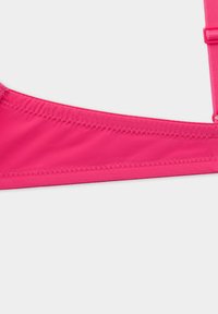 Fuchsia-pinker Bikini-Oberteil mit glatter Textur, verstellbaren Trägern und genähten Details entlang der Kanten.