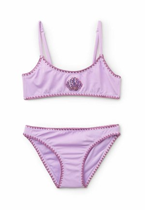 Lilla todelt bikini med pink zigzagkant og en sedefragmenteret muslingedekoration i midten af toppen.