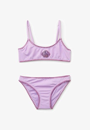 Bikini de dos piezas color lila con ribete de zigzag rosa y una decoración de concha de lentejuelas centrada en la parte superior.
