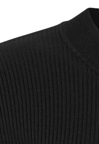 Musta ribbineulospaita, jossa on korkea kaulus. Pintakuvioissa pystysuorat viivat korostavat neuloksen rakennetta ja sileää pintaa.