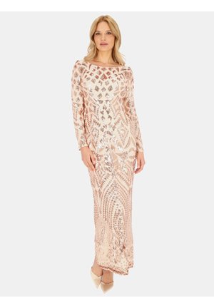 Różowo-złota sukienka z cekinami, z długimi rękawami, dekoltem w łódkę, dopasowanym krojem, skomplikowanymi wzorami geometrycznymi, miękką teksturą, zestawiona z cielistymi szpilkami.