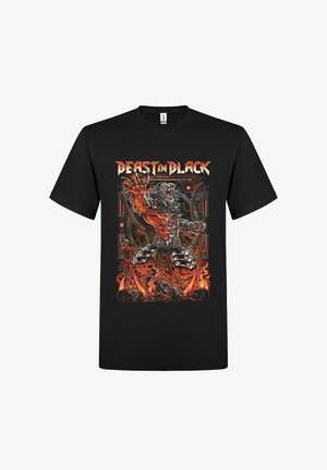 Sort T-shirt med et grafisk design af en muskuløs løvehovedet figur i rustning, levende orange og røde flammer samt kranier nedenfor.