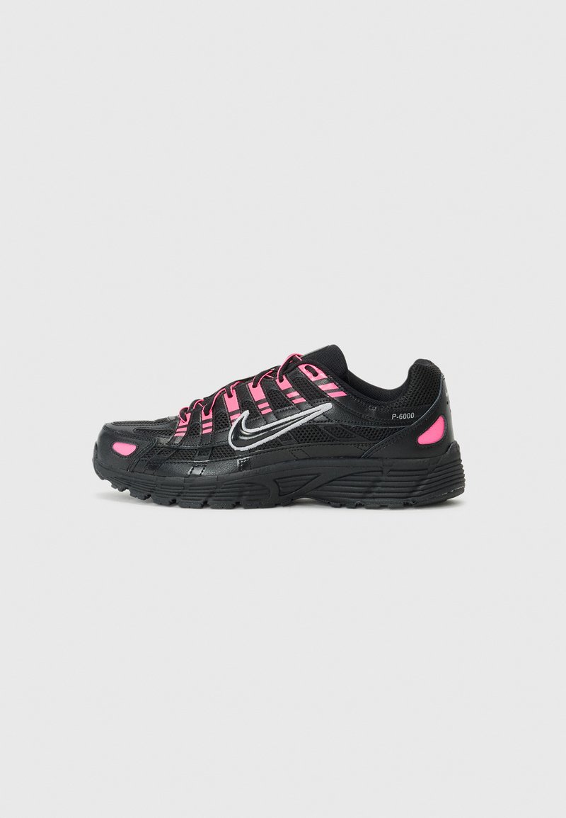 Schwarze Laufschuhe mit rosa Akzenten und silbernem Logo. Texturiertes Mesh- und Synthetik-Obermaterial, gepolsterte Sohle und reflektierende Details.