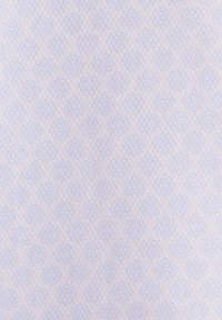 Tissu bleu clair à motifs avec un design floral géométrique subtil tissé dans un fond blanc texturé.