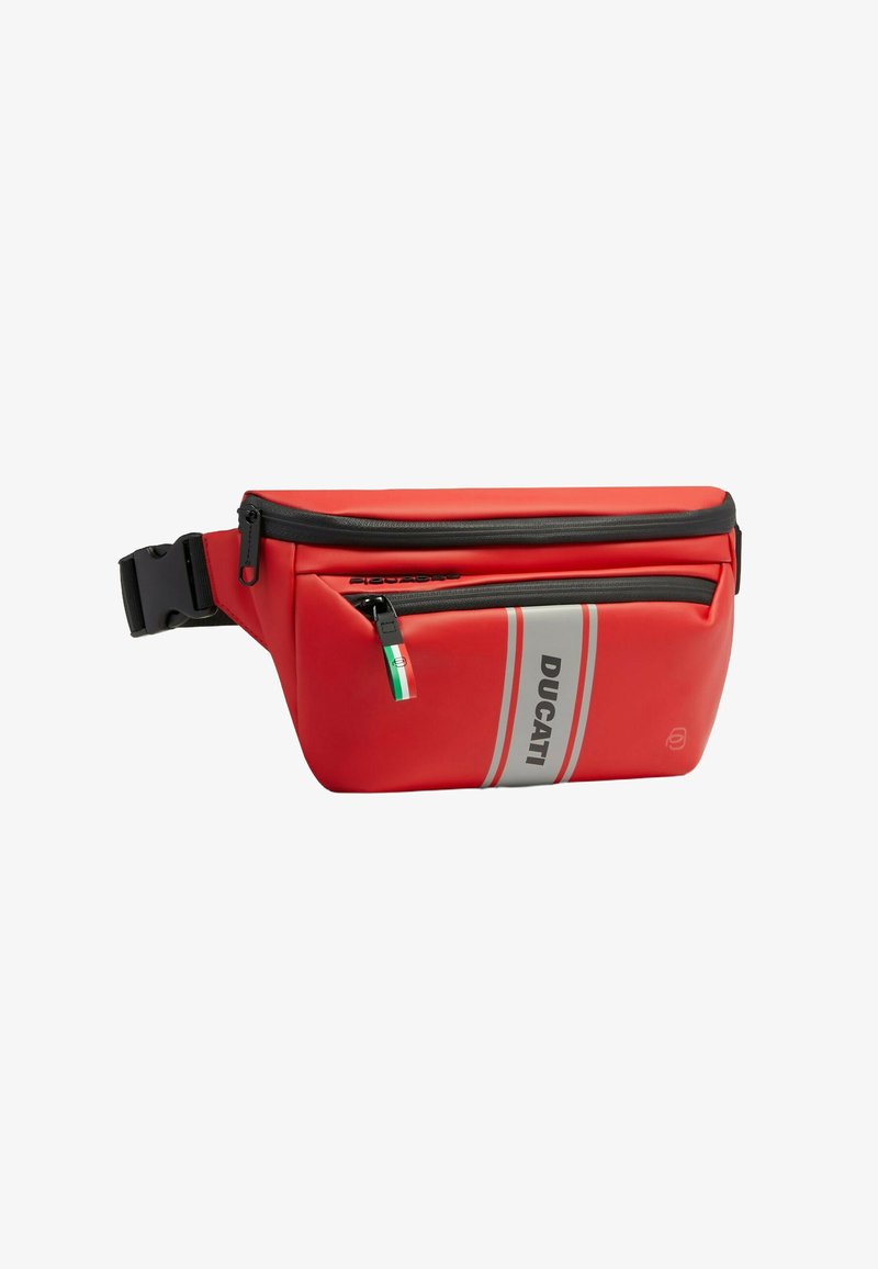 Rode heuptas met een strak, waterdicht ontwerp. Voorzien van een zwarte rits, grijze strepen en een klein accent van de Italiaanse vlag.