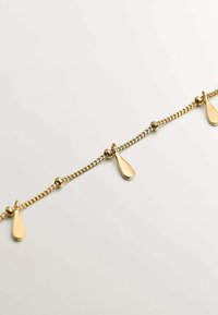 Pulsera de cadena de oro con charms en forma de gota distribuidos en intervalos, enlazados por pequeños acentos redondos, con un acabado metálico suave.
