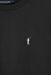 Svart bomullströja med en liten vit golfspelar-logga broderad på vänster bröst. Rund hals med ribbat detaljer.