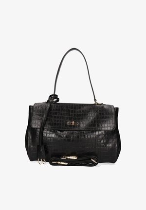 Czarna torebka ze skóry wytłaczanej w wzór krokodyla, z górnym uchwytem, zapięciem na klapkę oraz odczepianym paskiem na ramię w odcieniu złotego metalu.