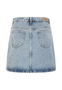 Mini-jupe en denim bleu clair avec deux poches arrière et une petite étiquette de marque en cuir marron sur la ceinture.