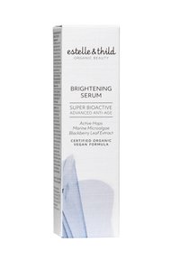 Lyse serum-eske, hvit med lys blå aksenter, har produktdetaljer i svart tekst. Inkluderer ingrediensfremhevelser og vegansertifisering.