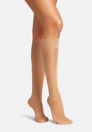 Kniestrümpfe aus transparentem beige Material, mit glatter Textur und einem weichen, elastischen Bündchen am oberen Ende für einen bequemen Sitz.